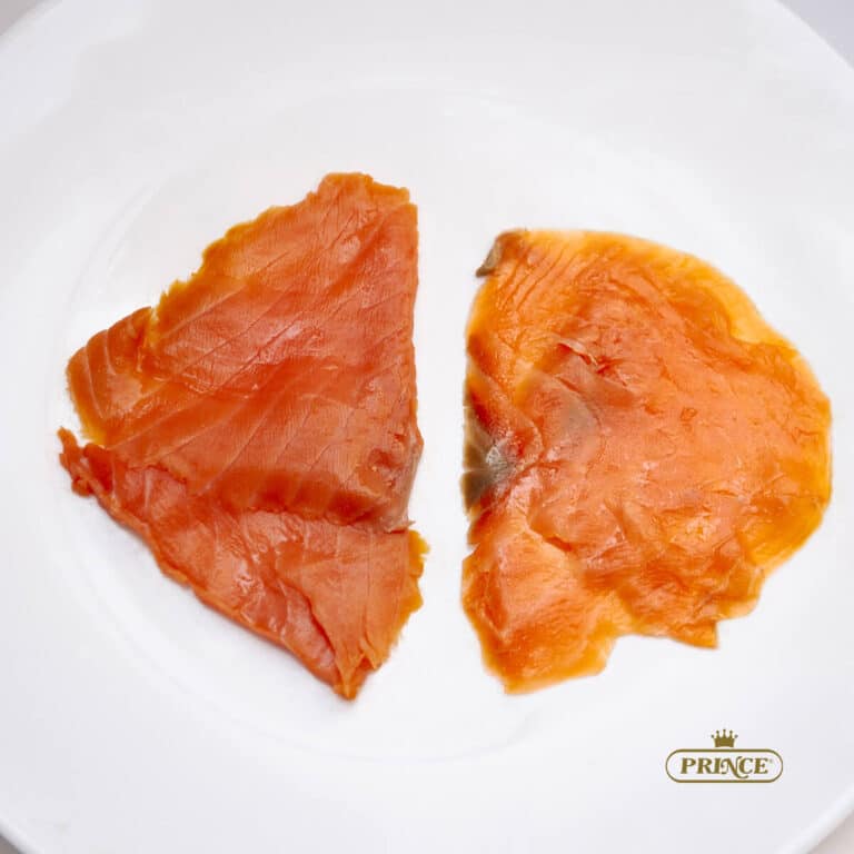 confronto tra due fette di salmone selvaggio o allevato