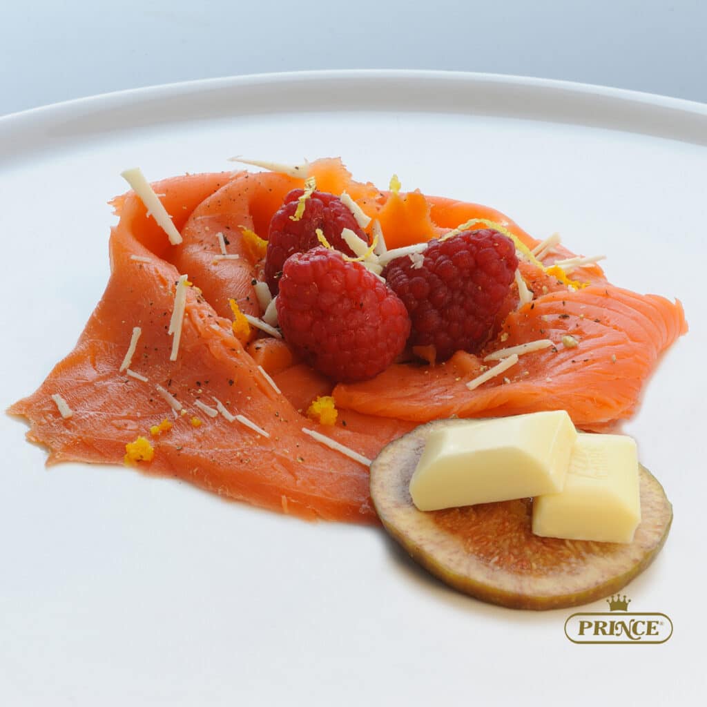 presentazione del carpaccio di salmone affumicato fichi lamponi e cioccolato bianco