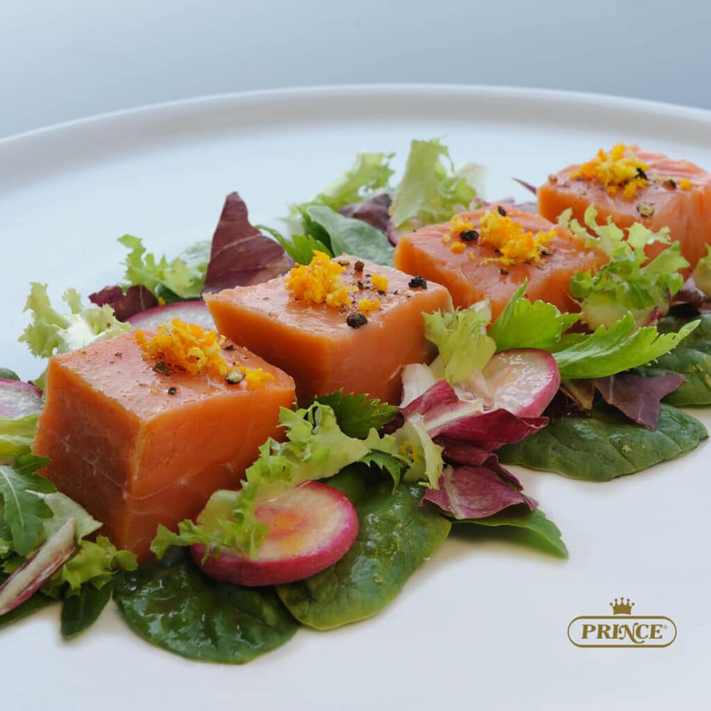 presentazione della dadolata di cubi di salmone affumicato con misticanza