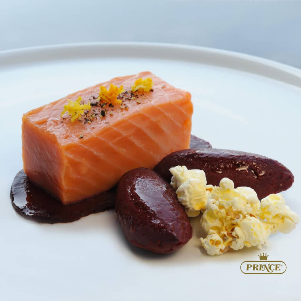 presentazione del filetto o trancio di salmone affumicato con quenelle di rape rosse e pop corn
