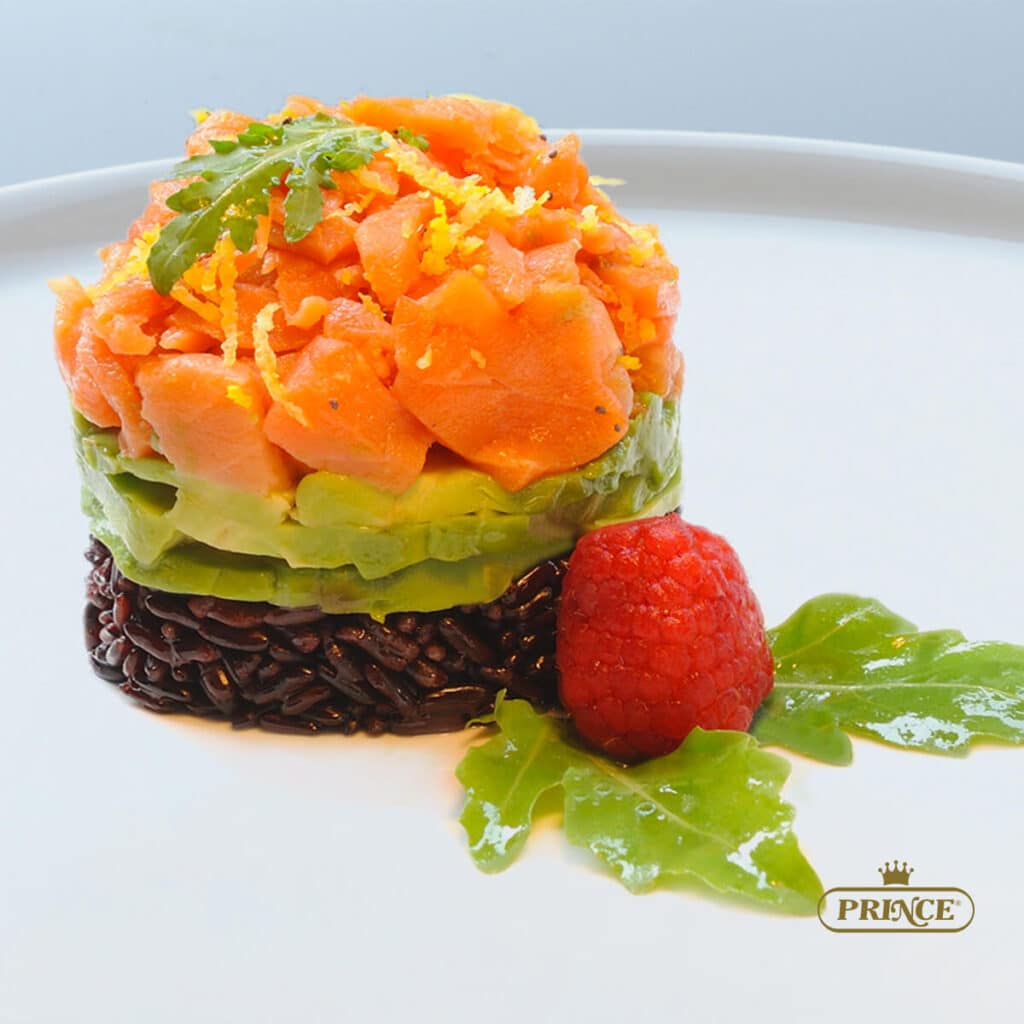 presentazione della tartàre di salmone affumicato con avocado e riso venere